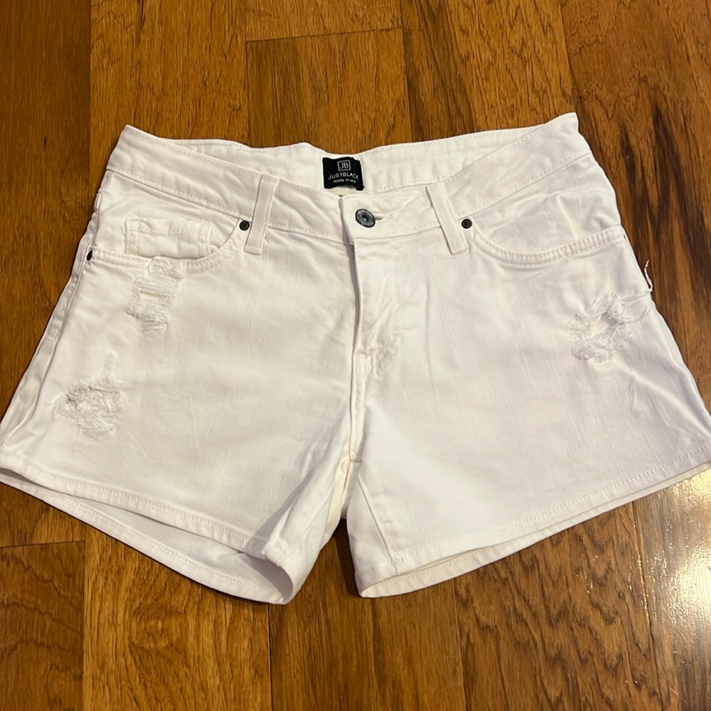 Just Black shorts‎